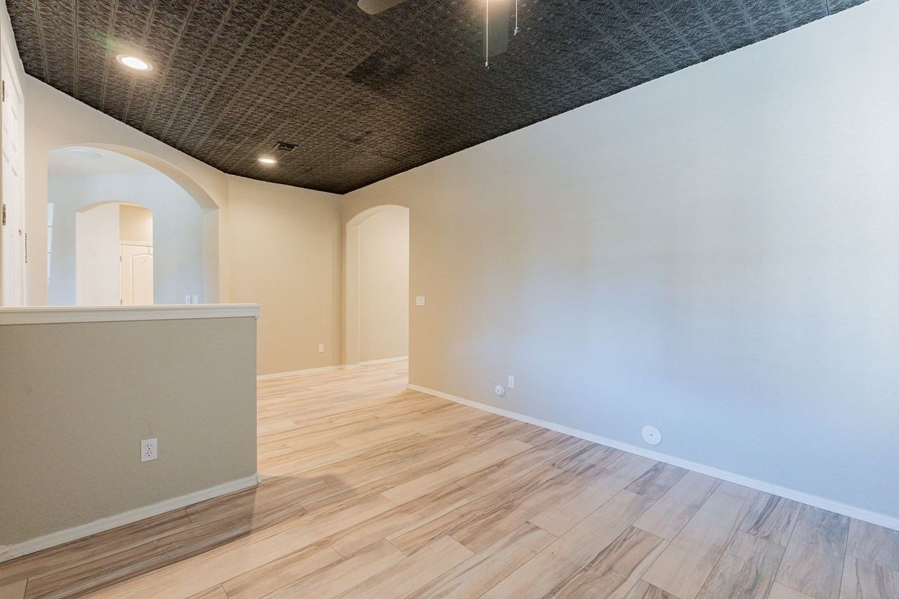 329 S 172nd Dr - Photo 5 of 44