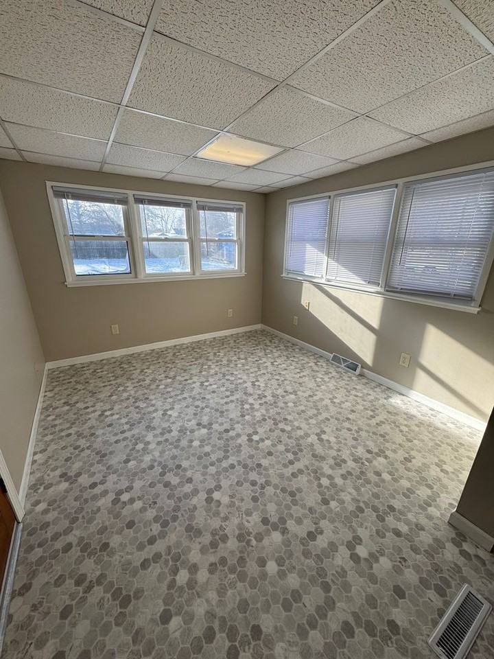 217 Huron Rd - Photo 4 of 10