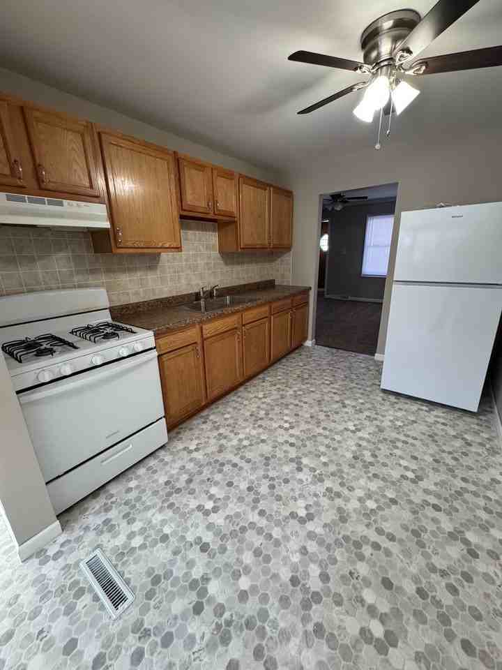 217 Huron Rd - Photo 5 of 10