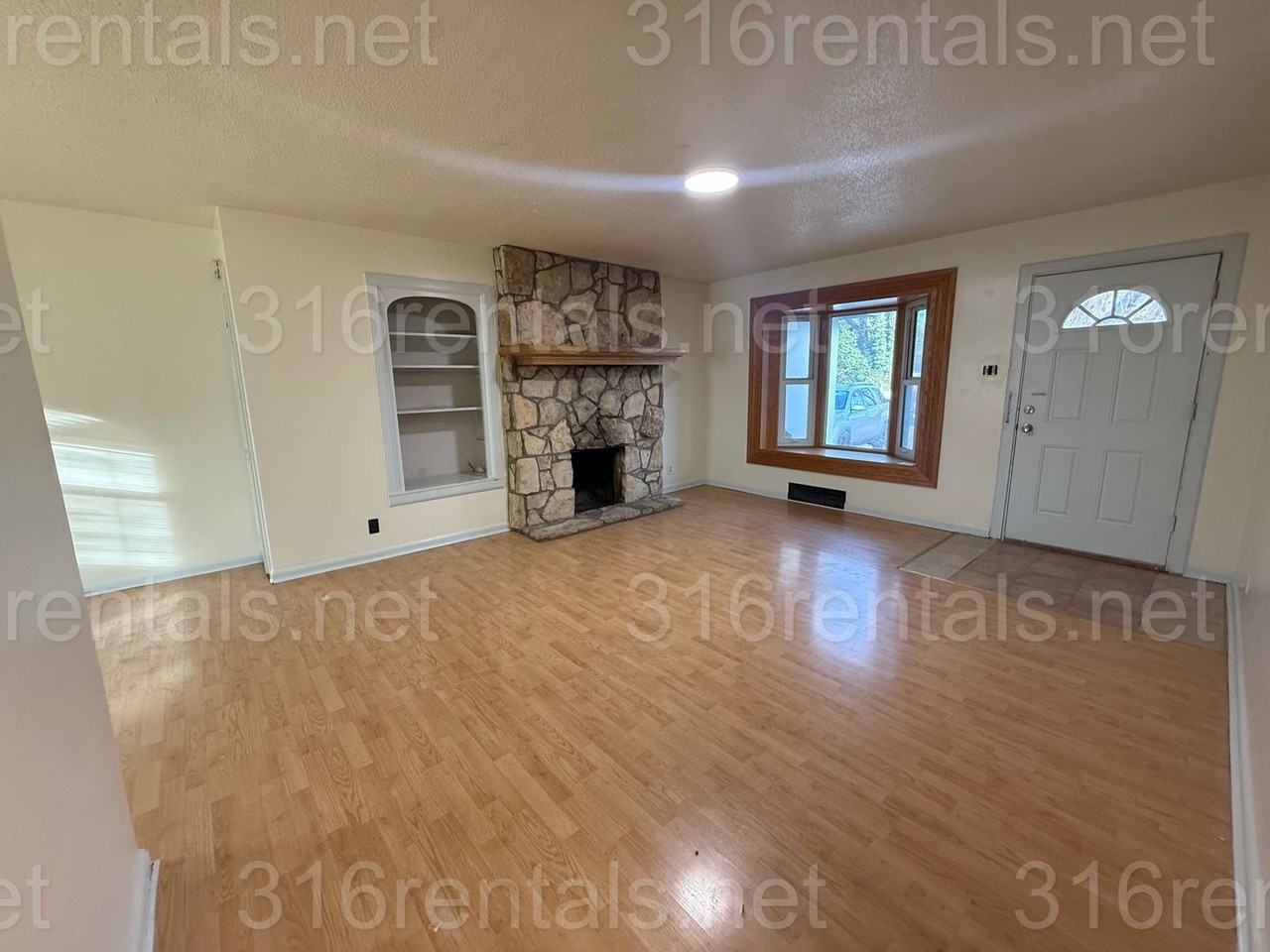 643 S Bluff Ave - Photo 2 of 9