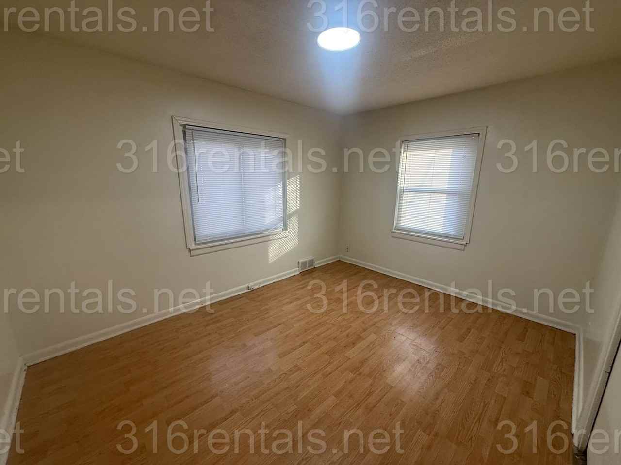 643 S Bluff Ave - Photo 5 of 9