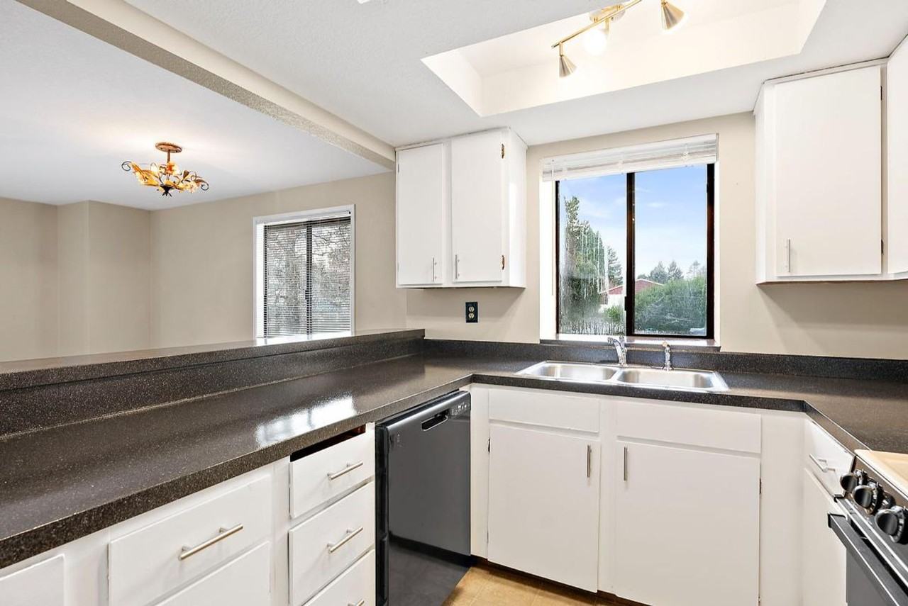 220 Israel Rd Sw - Photo 5 of 30