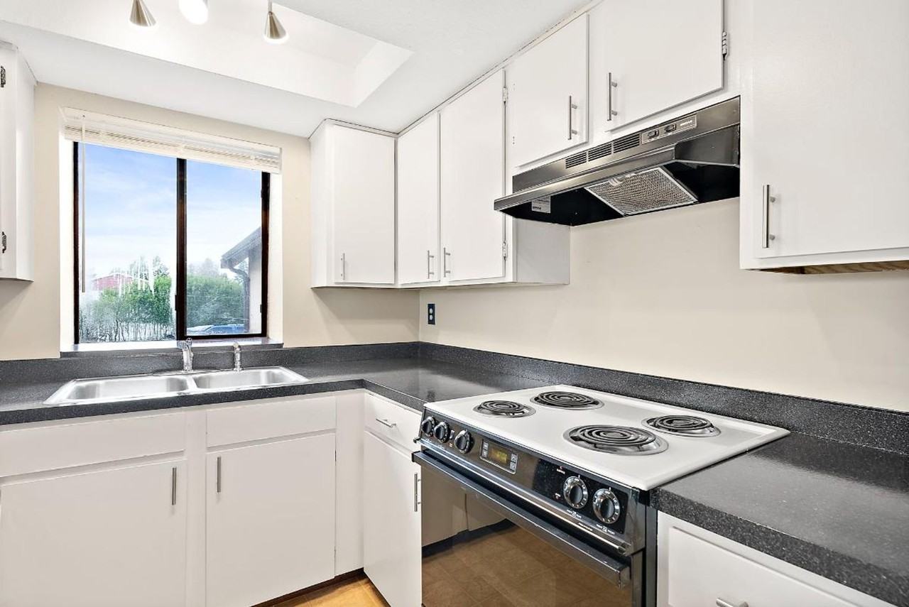 220 Israel Rd Sw - Photo 6 of 30