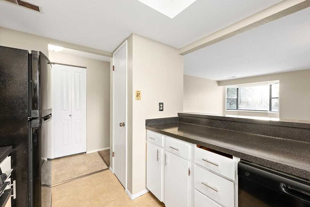 220 Israel Rd Sw - Photo 7 of 30