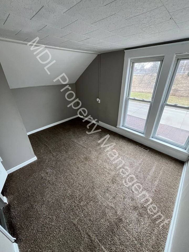 2634 N Michigan Ave - Photo 3 of 5