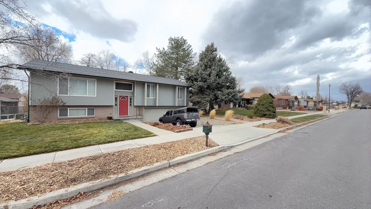 9272 S Peach Blossom Dr - Photo 2 of 22