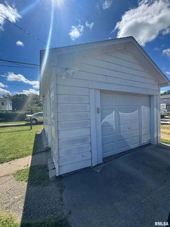 620 N 4th St - Photo 3 of 4