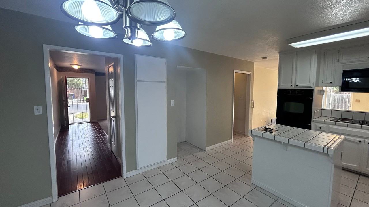 1505 Bandera Ln - Photo 2 of 12