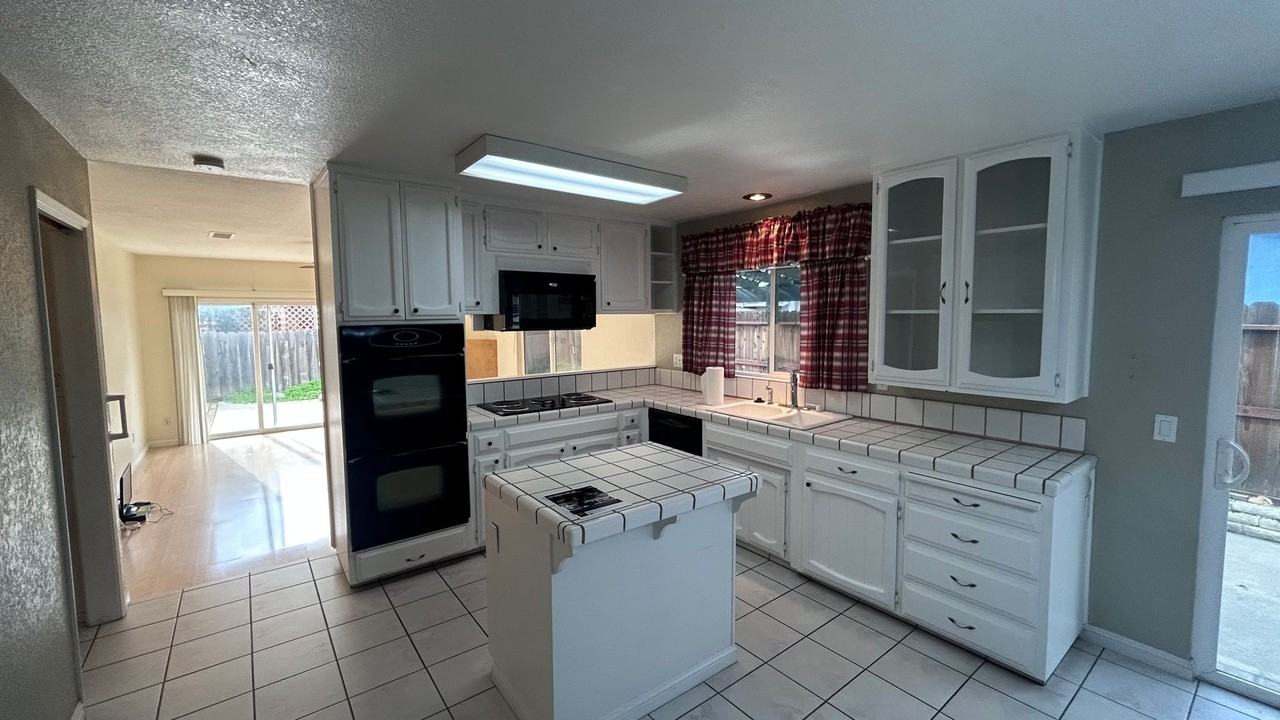 1505 Bandera Ln - Photo 3 of 12