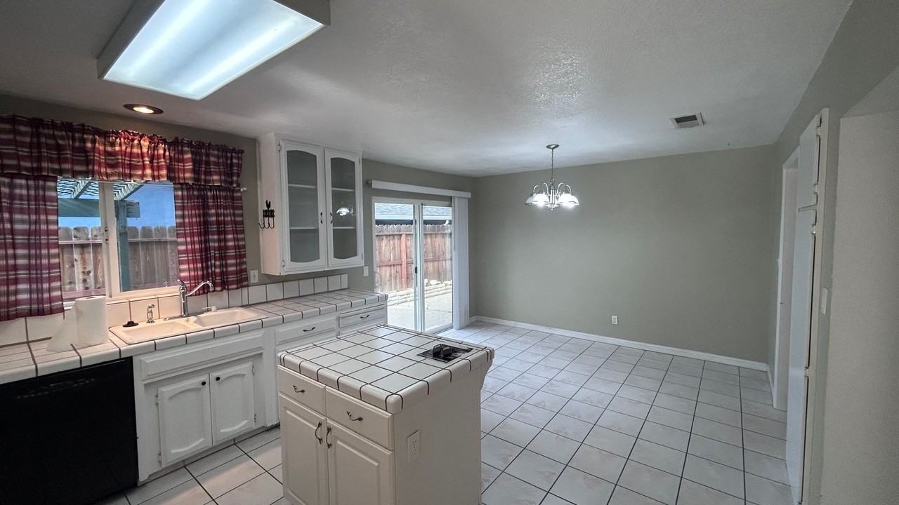 1505 Bandera Ln - Photo 4 of 12