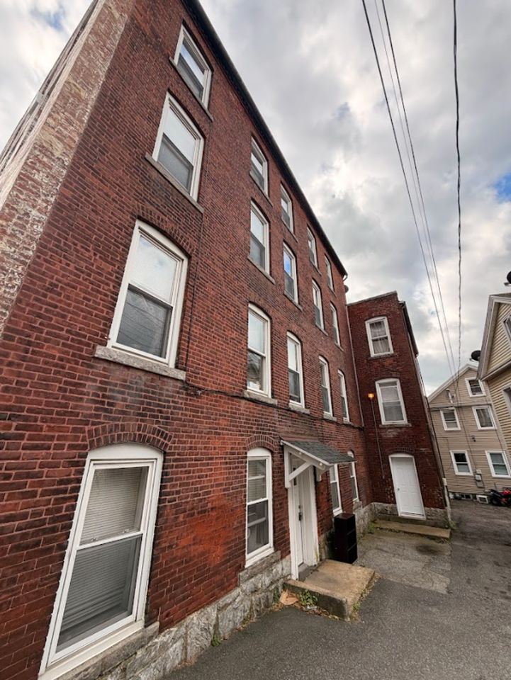 40 Pearl Street | Downtown New London Living Steps from the Waterfront - Photo 2 of 2