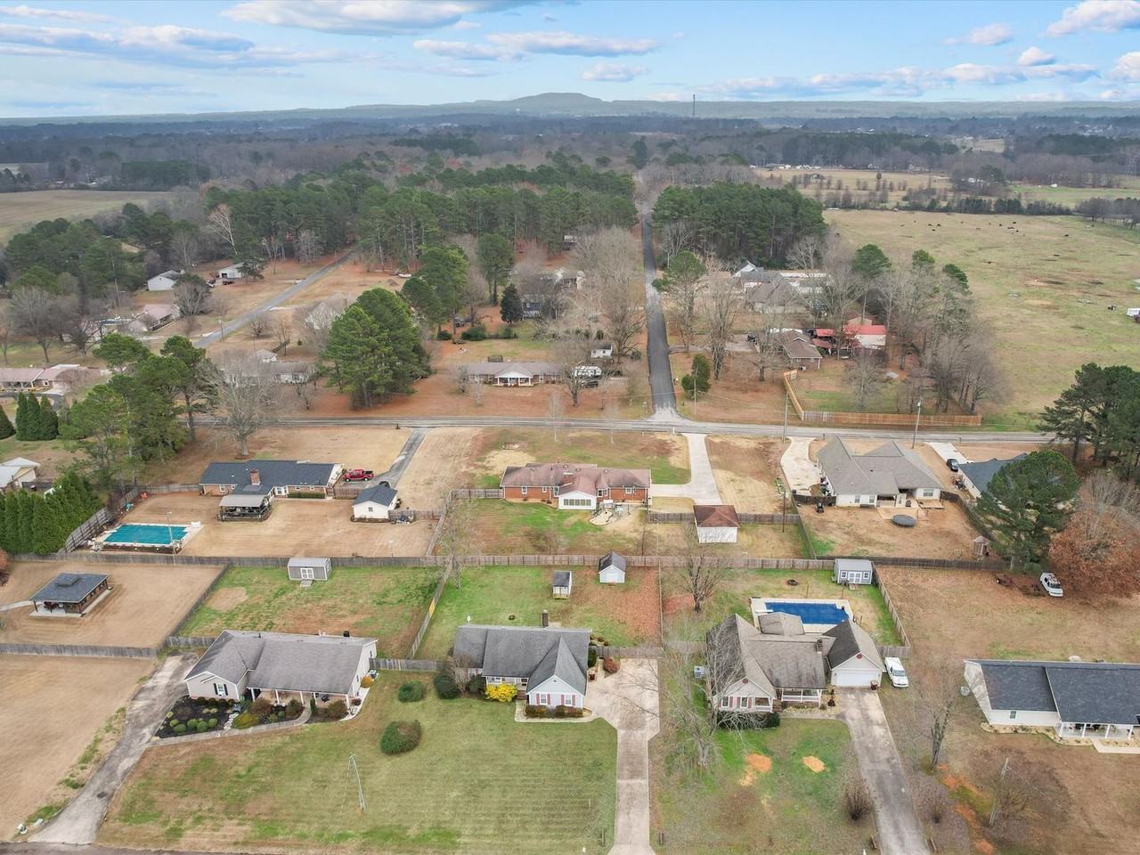 17556 Fairway Dr - Photo 4 of 31