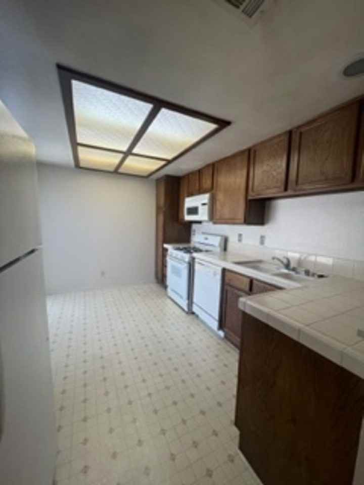 2426 Pickwick Dr - Photo 7 of 22