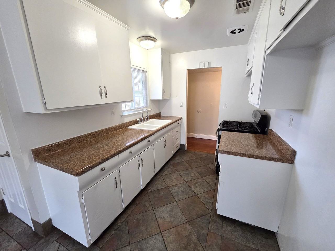 126 Bryant Ct - Photo 4 of 11