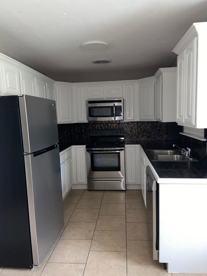 1900 Collins Blvd - Photo 5 of 18