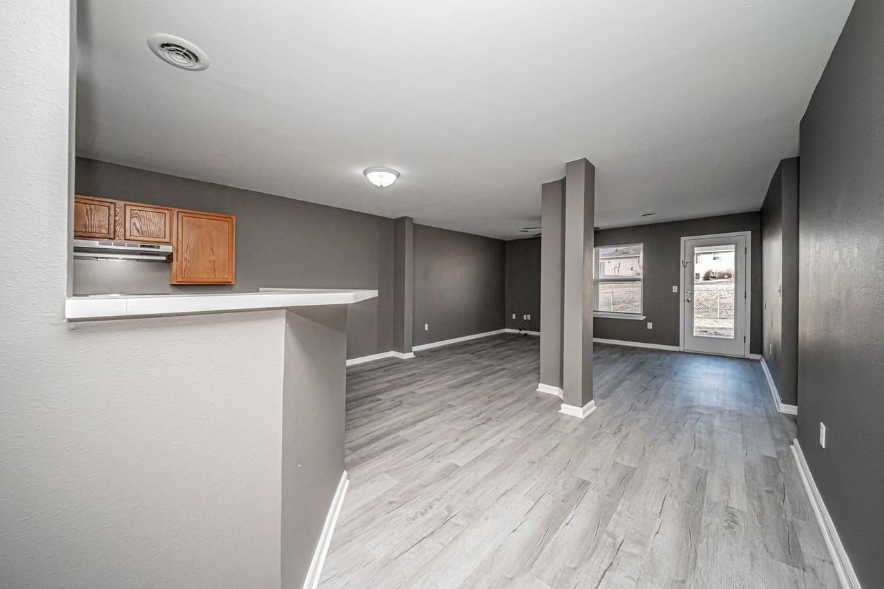 317 Smith St - Photo 7 of 34