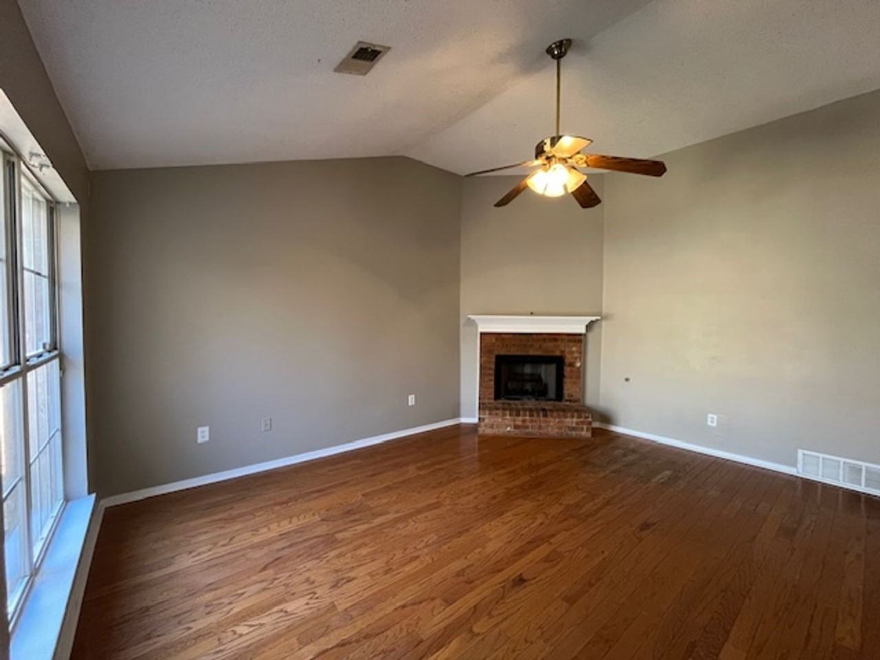 1045 Mcgowan Dr - Photo 2 of 11