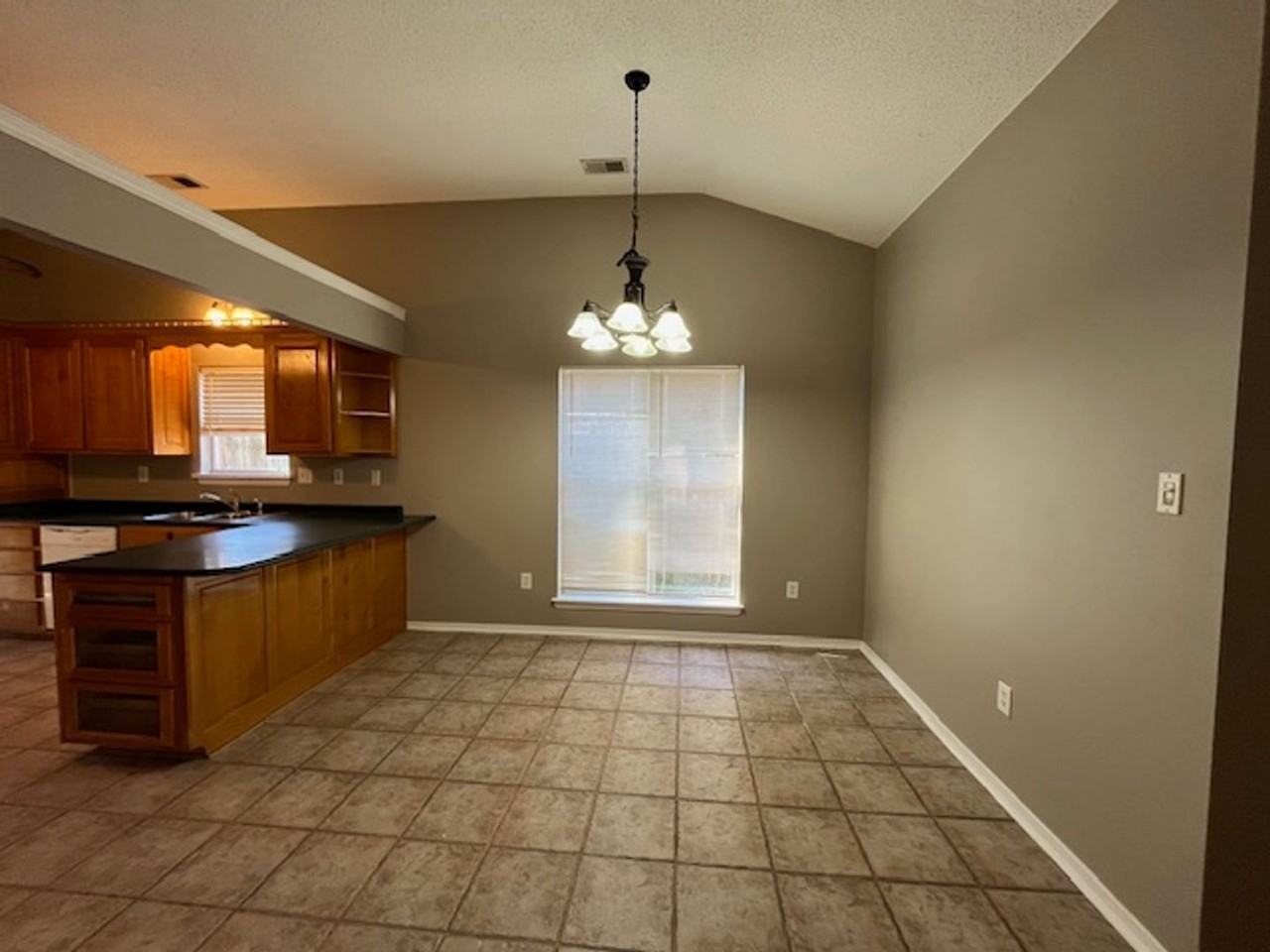 1045 Mcgowan Dr - Photo 3 of 11