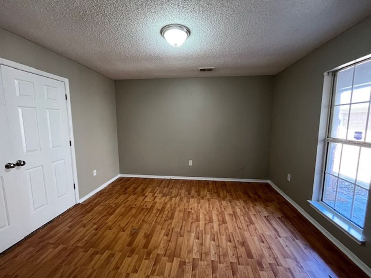 1045 Mcgowan Dr - Photo 5 of 11