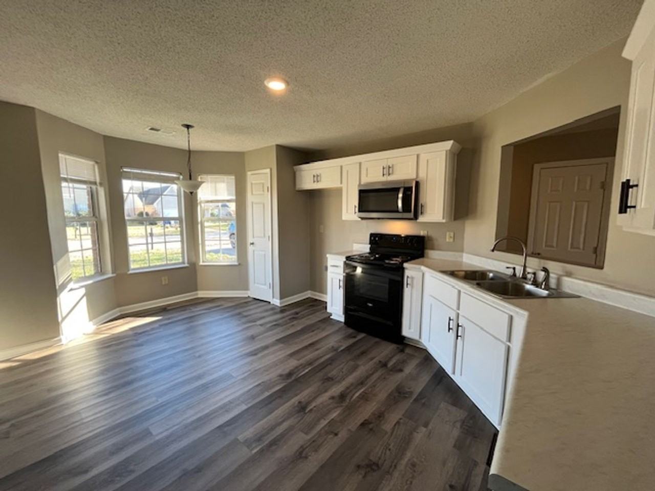 7075 Foxhall Dr - Photo 3 of 10