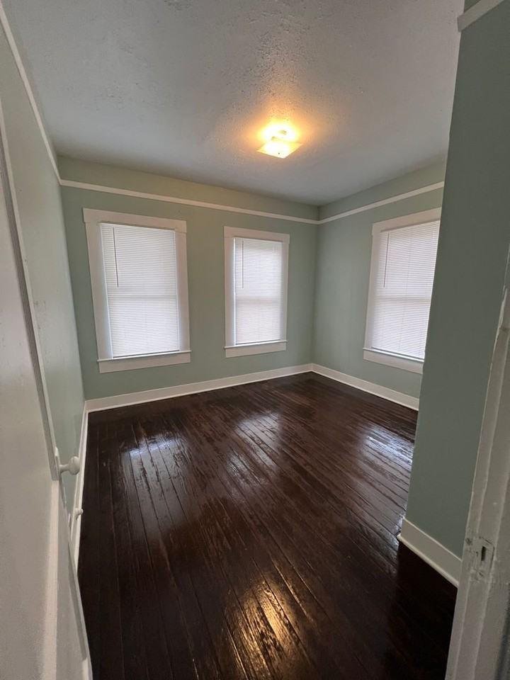 212 Barrett Ave - Photo 3 of 12