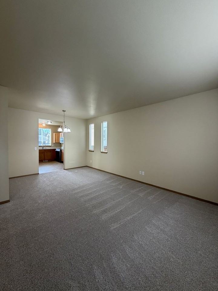 843 Gina Ct Se - Photo 2 of 25