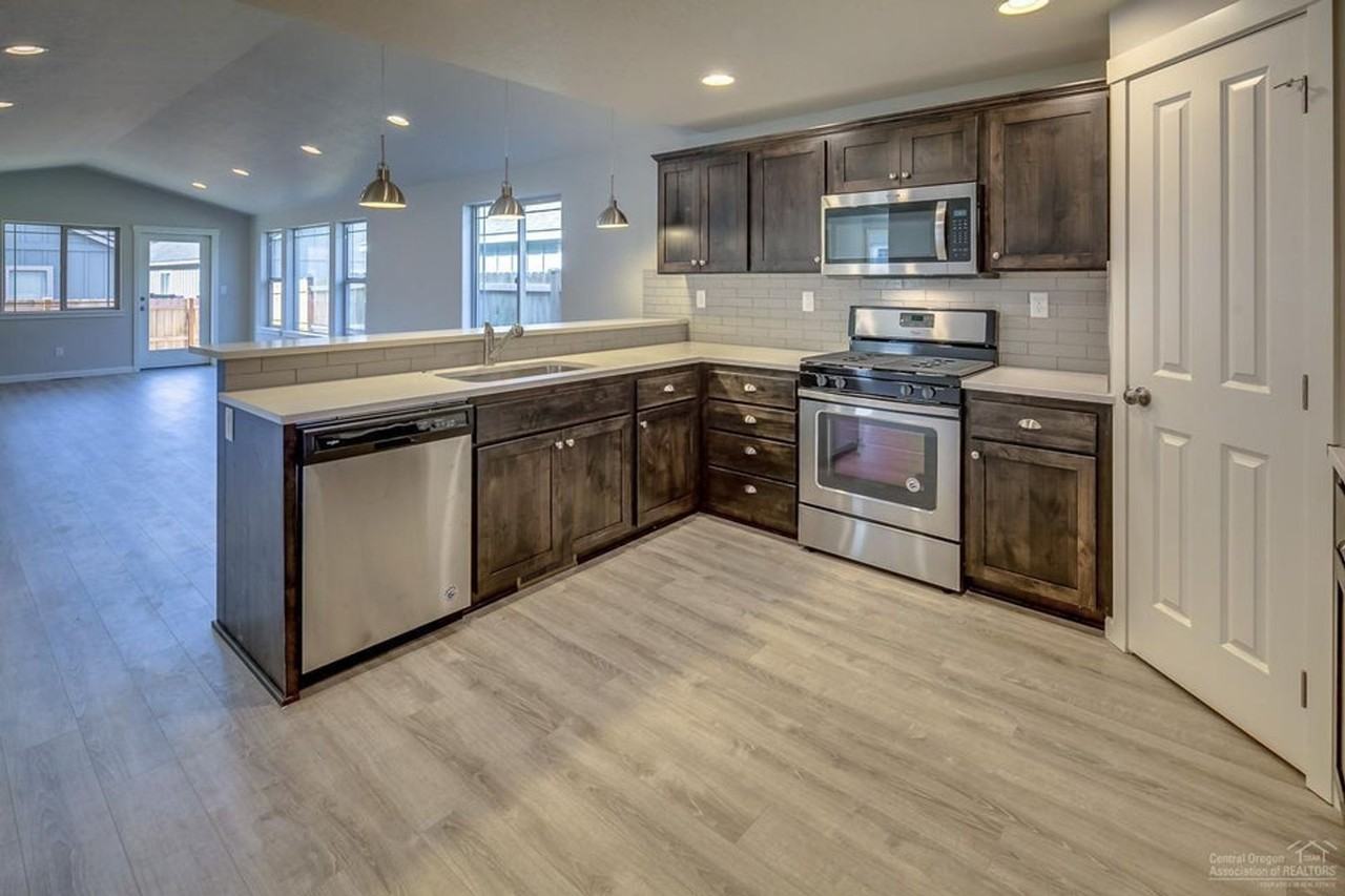 3076 Nw Cedar Ave - Photo 2 of 18