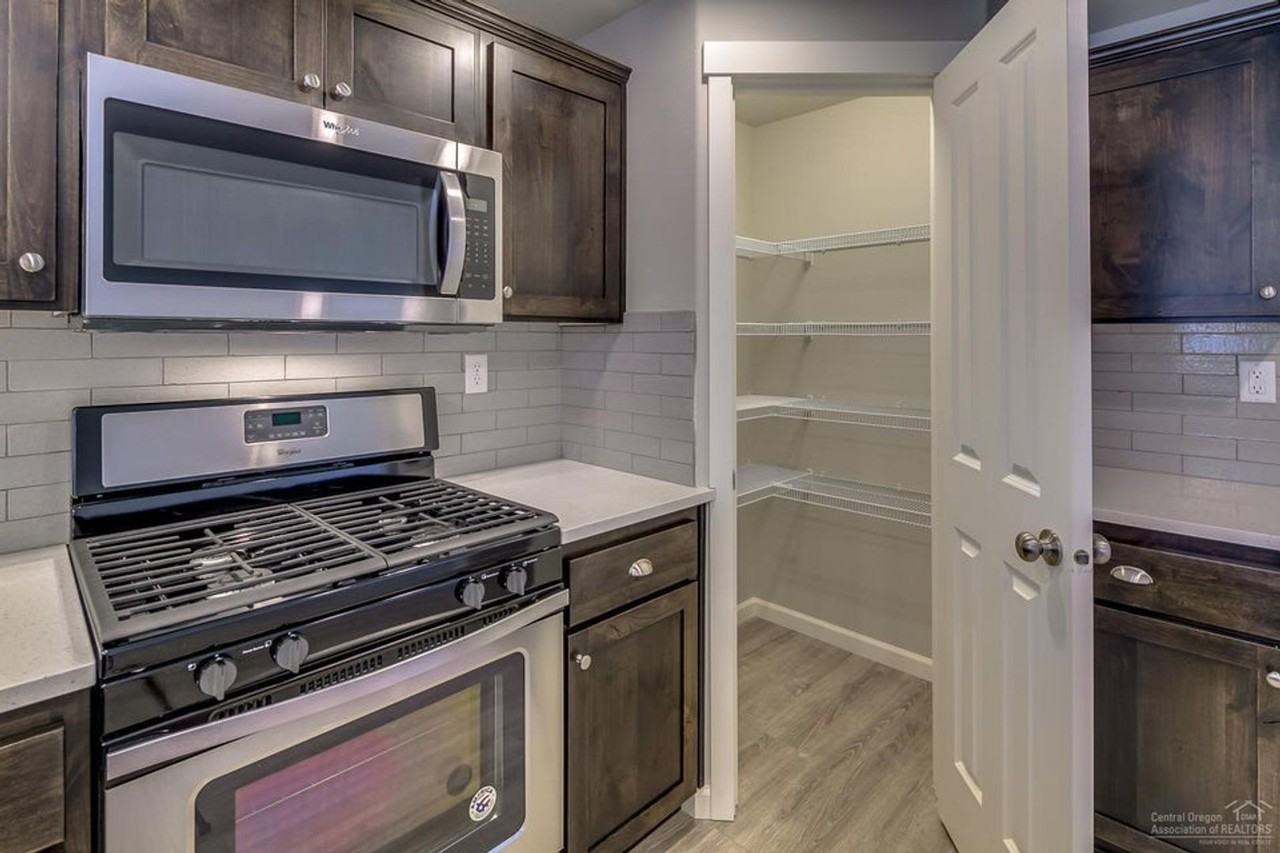 3076 Nw Cedar Ave - Photo 4 of 18