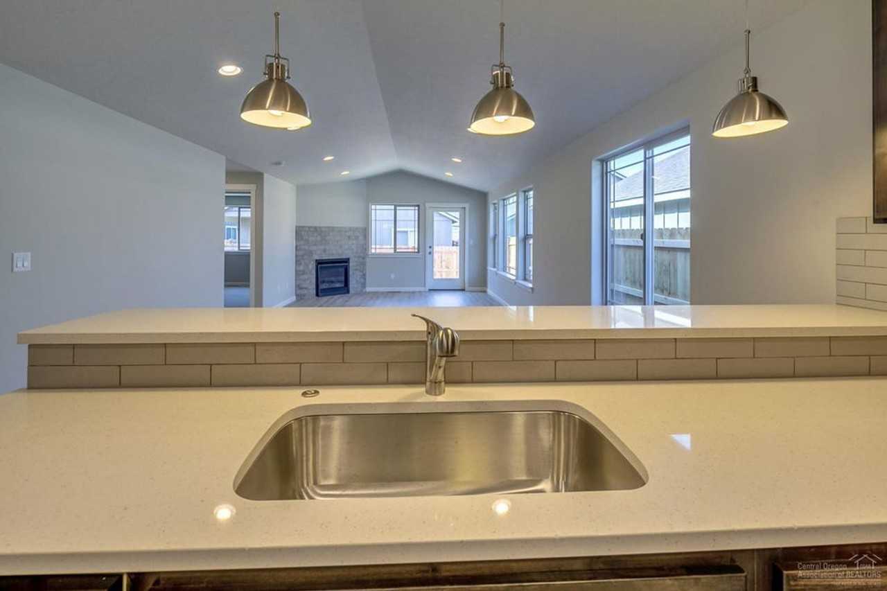 3076 Nw Cedar Ave - Photo 5 of 18