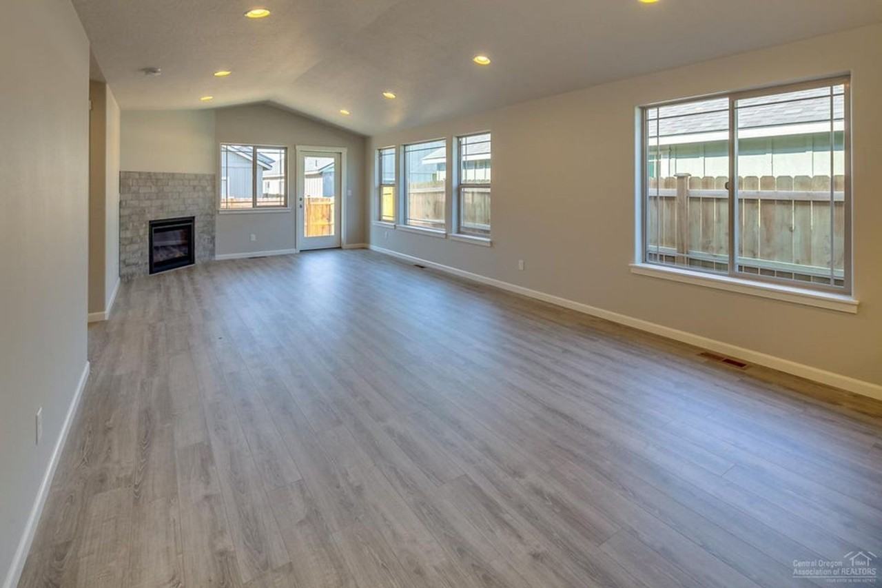 3076 Nw Cedar Ave - Photo 7 of 18