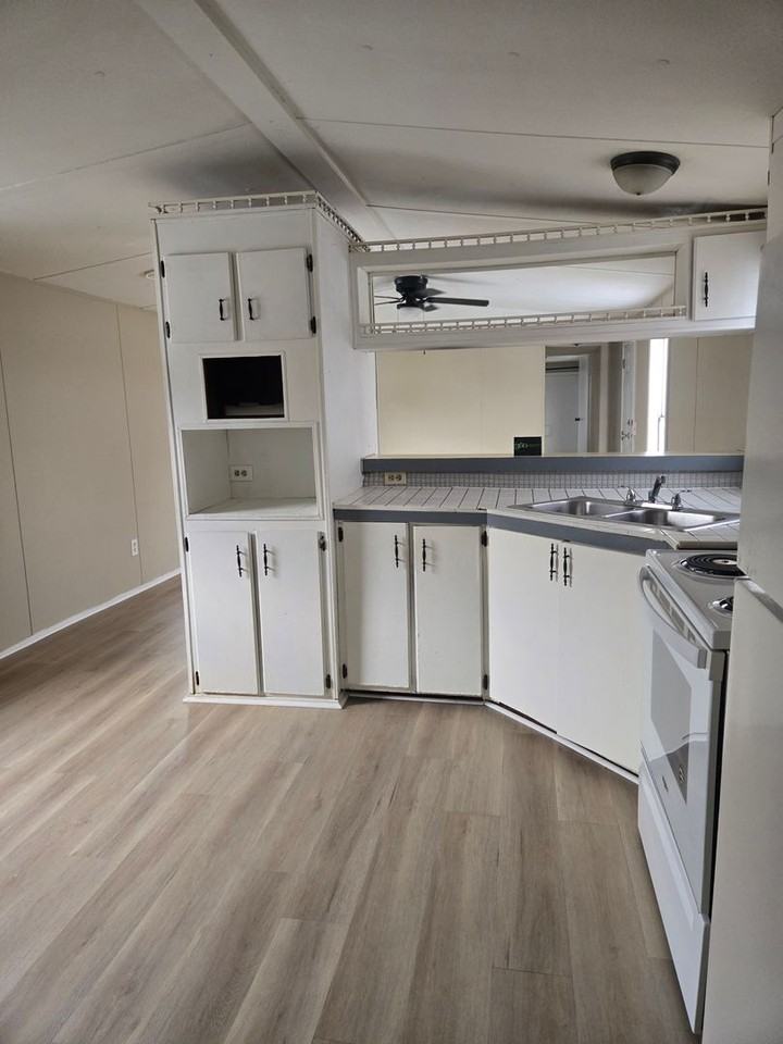 725 Williamsburg Dr - Photo 2 of 12