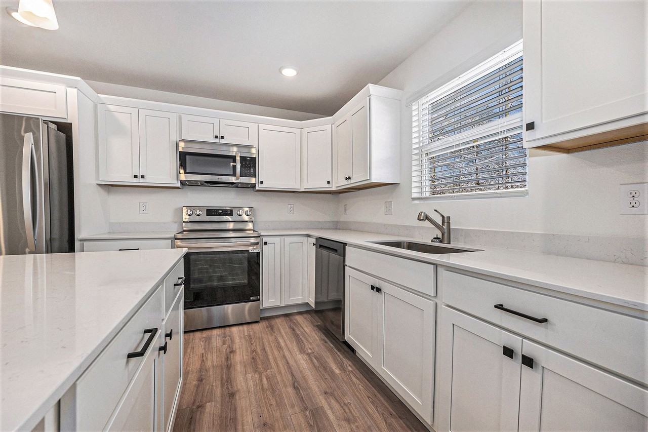 932 Western Ave - Photo 2 of 23