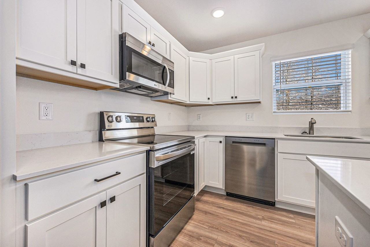 932 Western Ave - Photo 3 of 23