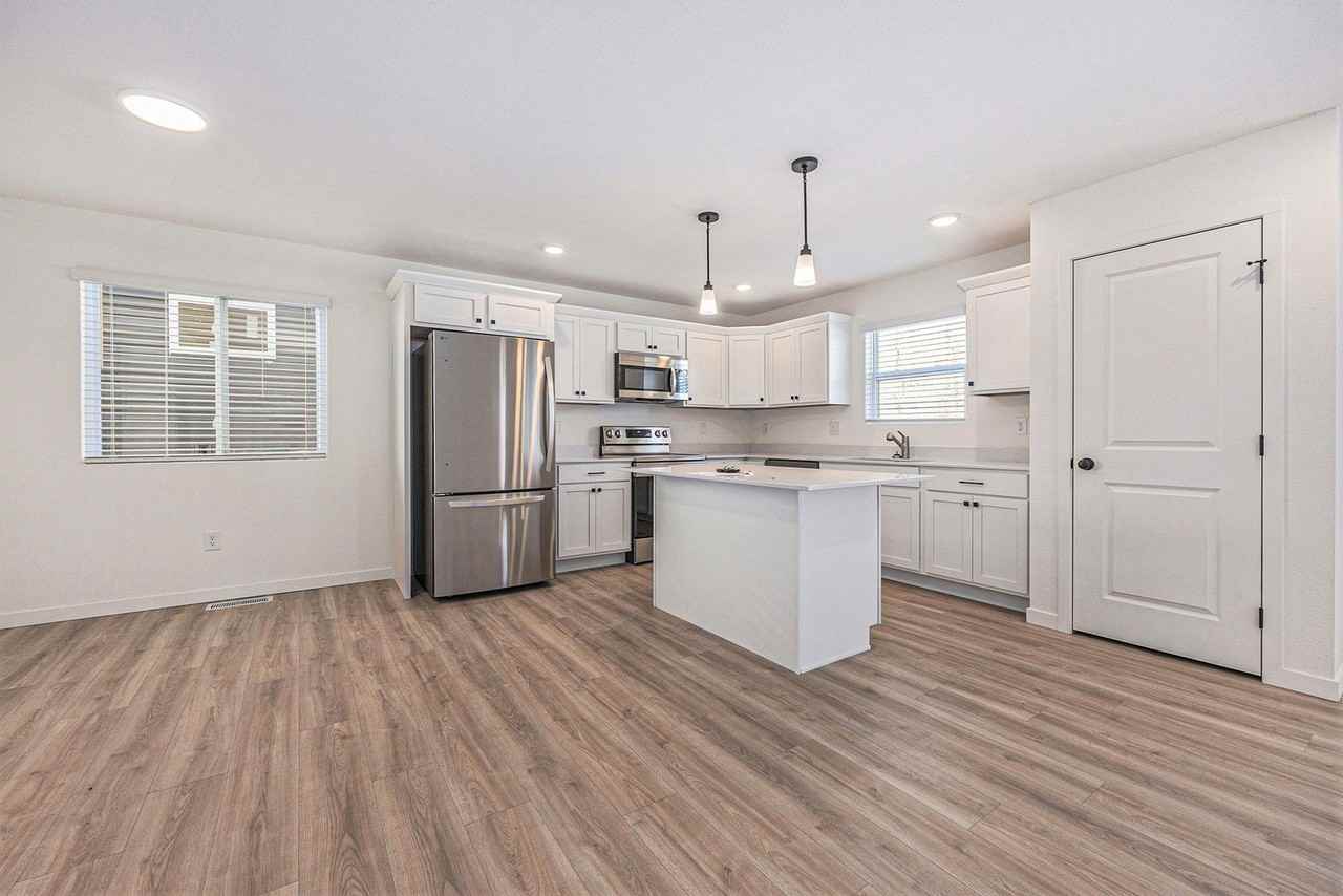 932 Western Ave - Photo 6 of 23