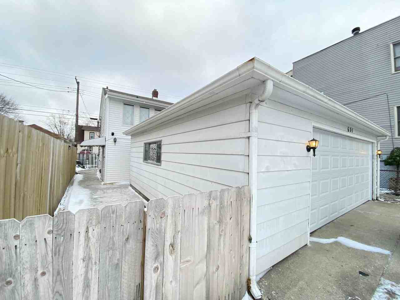 631 Mulberry St - Photo 2 of 16