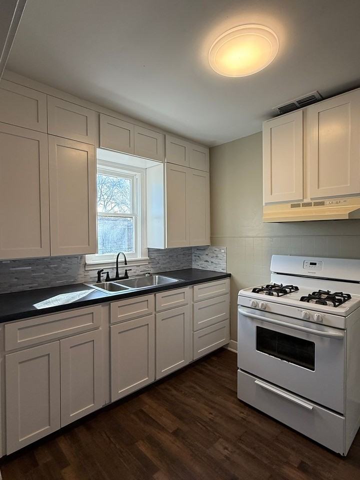 2407 Hayes St - Photo 3 of 7