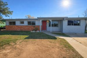 featured image of 2402 Greenwood St