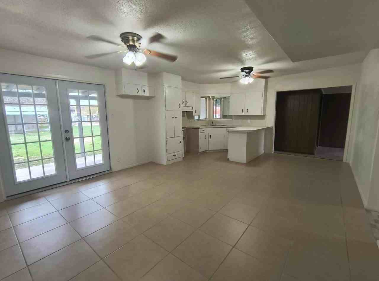 2402 Greenwood St - Photo 2 of 14