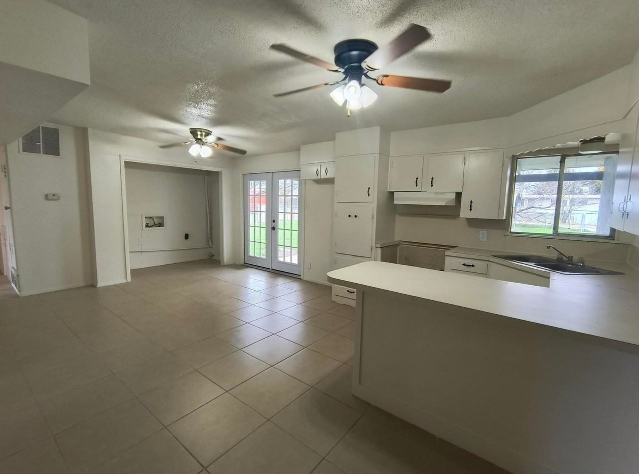 2402 Greenwood St - Photo 3 of 14