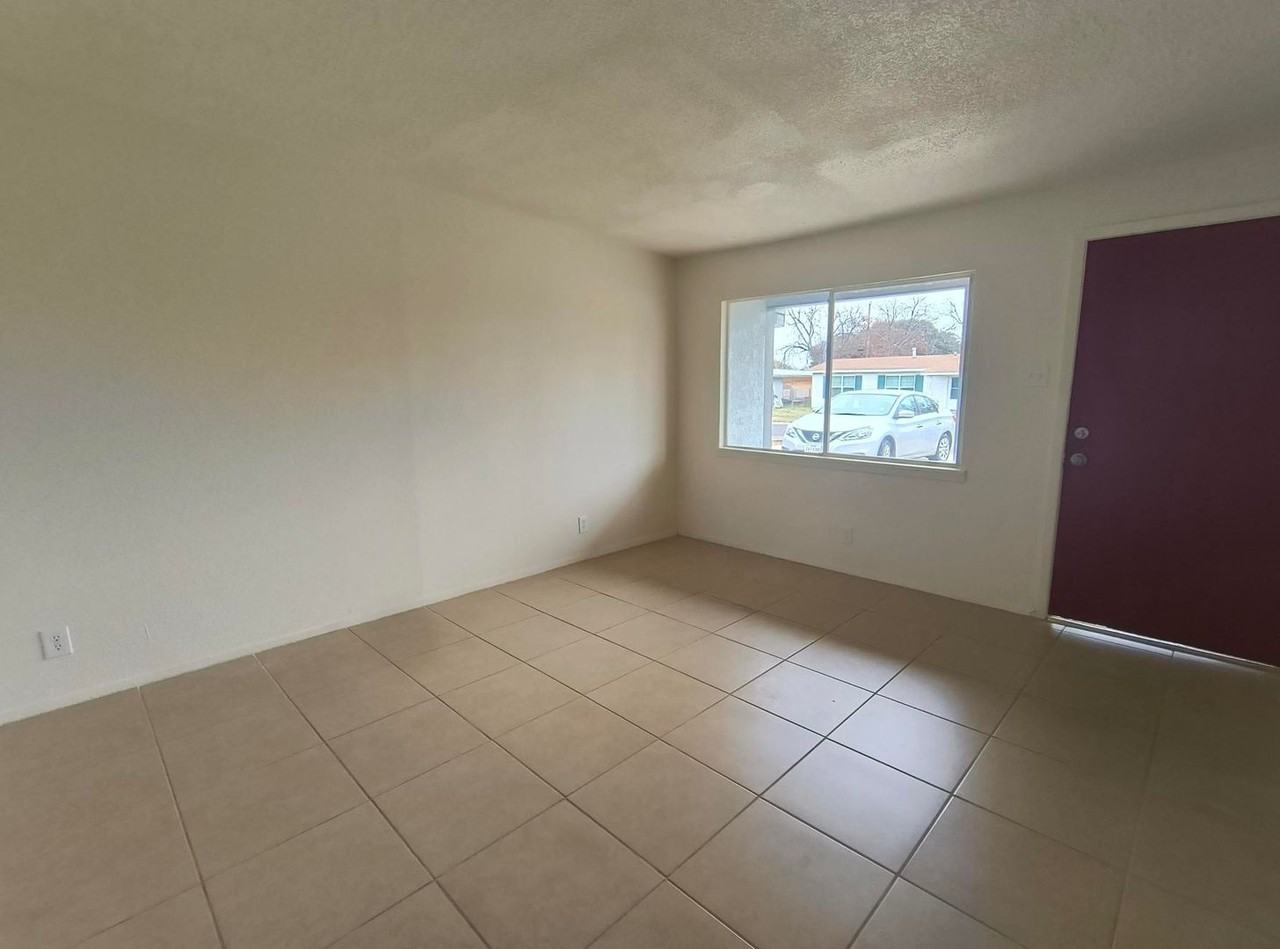 2402 Greenwood St - Photo 4 of 14