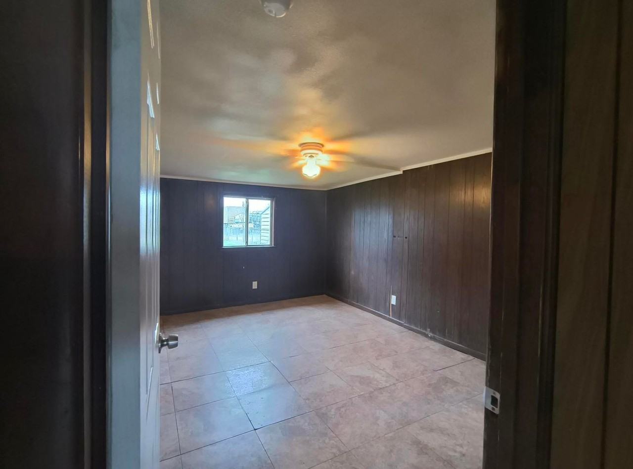 2402 Greenwood St - Photo 5 of 14