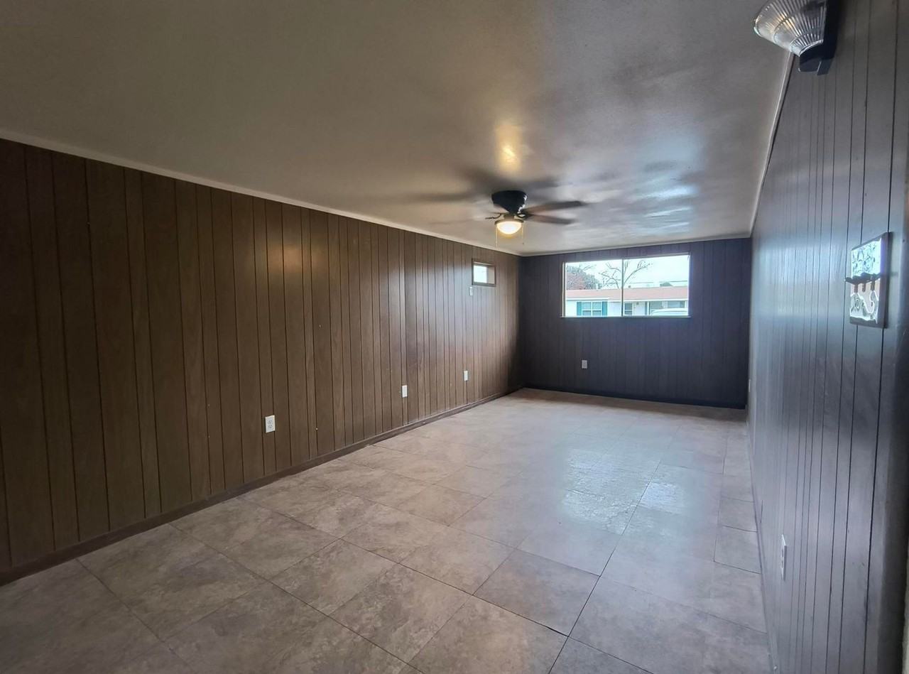 2402 Greenwood St - Photo 6 of 14