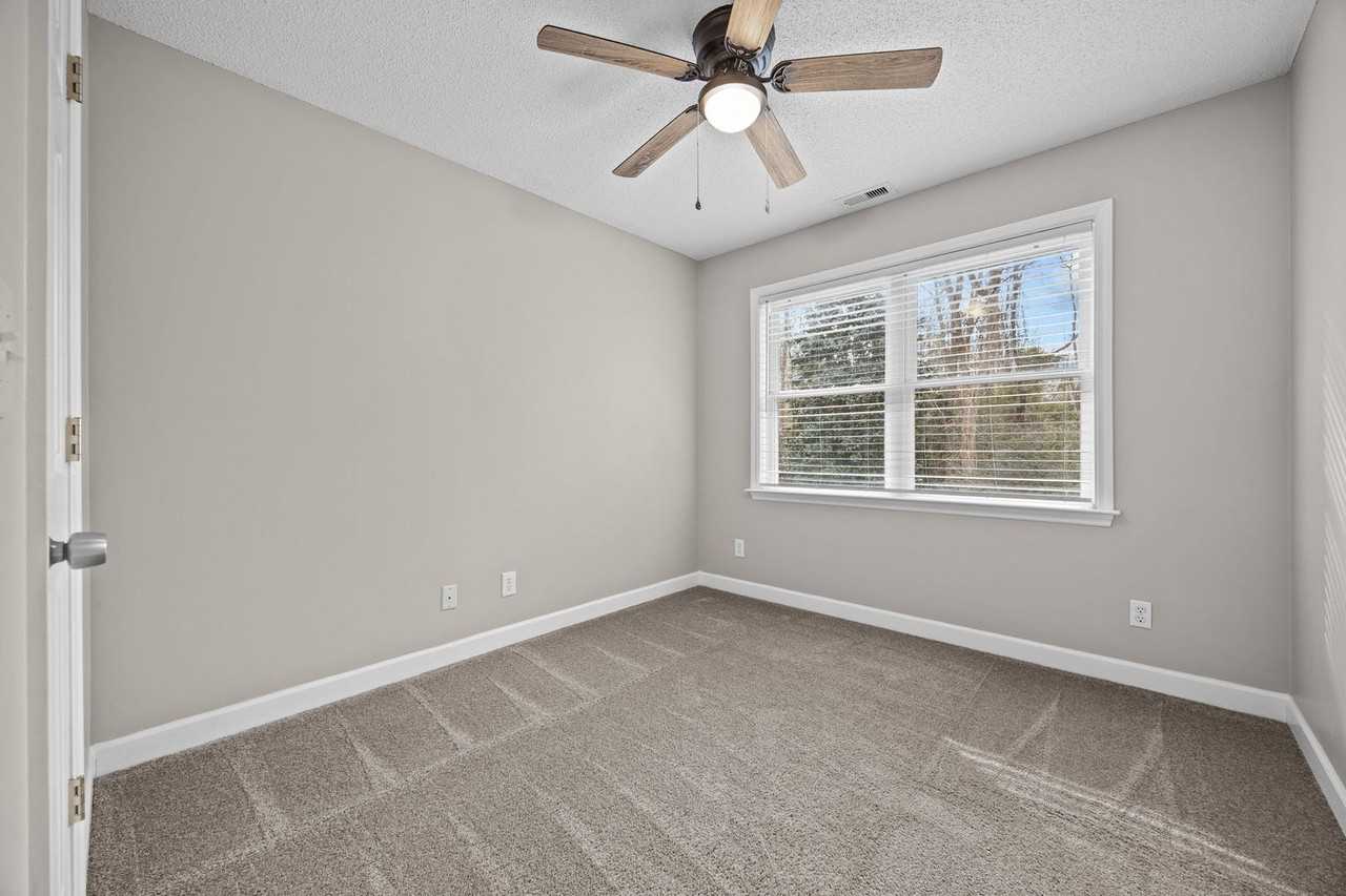 107 Laura Ln - Photo 5 of 34