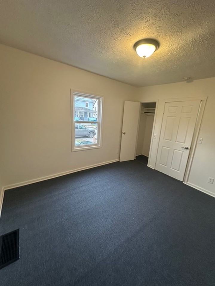 208 Bartlett St - Photo 3 of 21