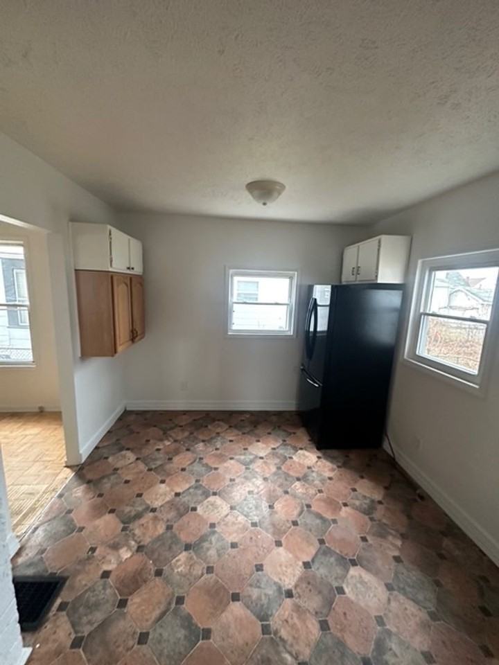 208 Bartlett St - Photo 7 of 21