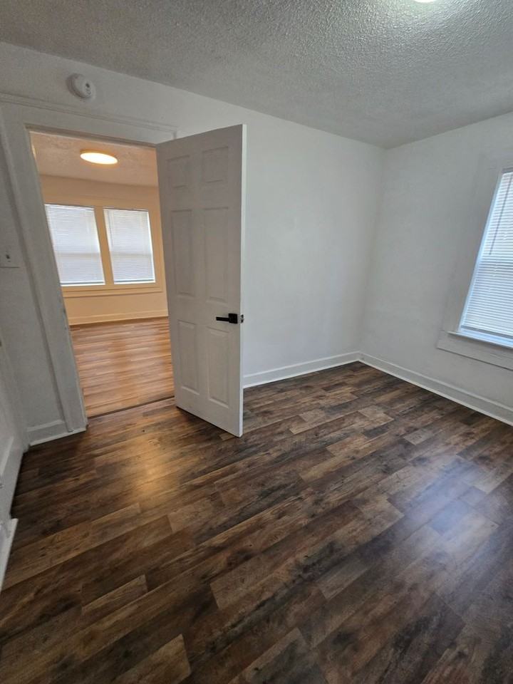 1129 W 27th St - Photo 3 of 7