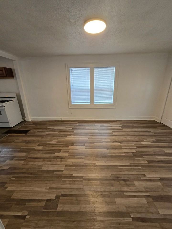 1129 W 27th St - Photo 4 of 7