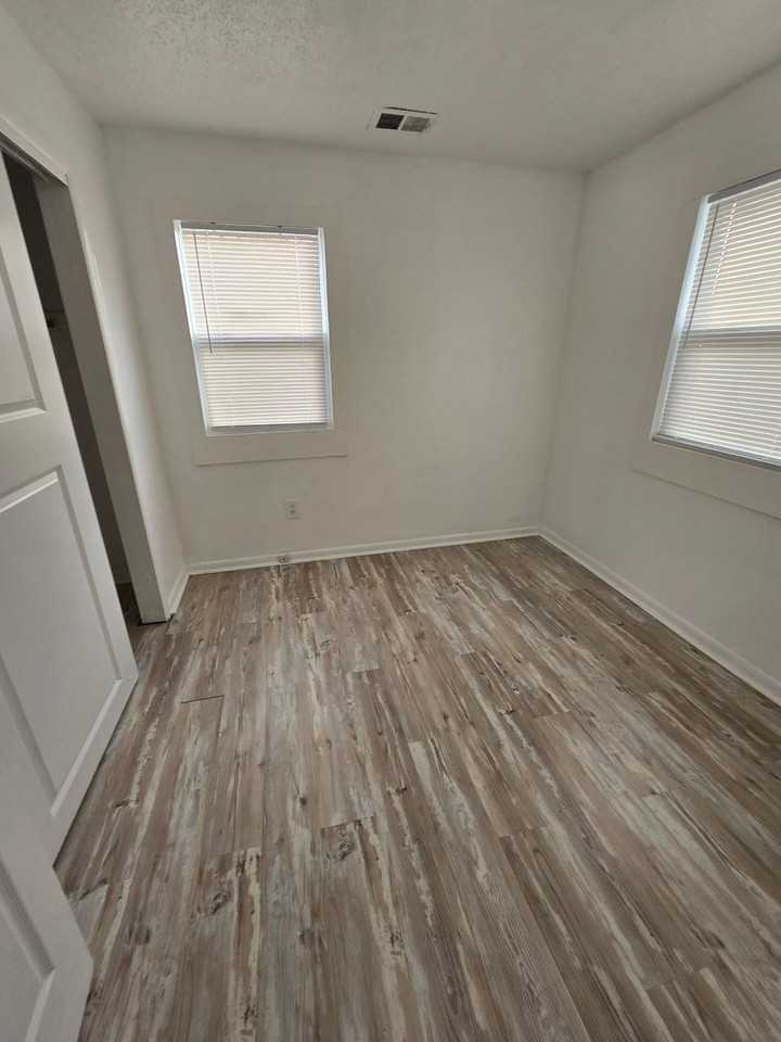 1129 W 27th St - Photo 5 of 7