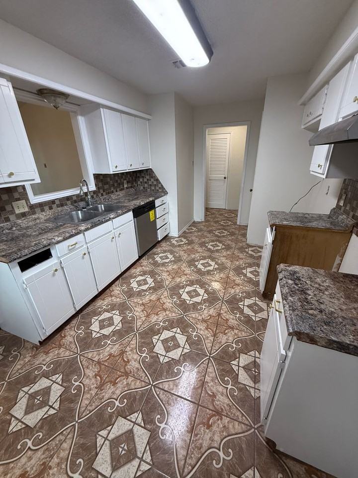 5906 13th St - Photo 5 of 10