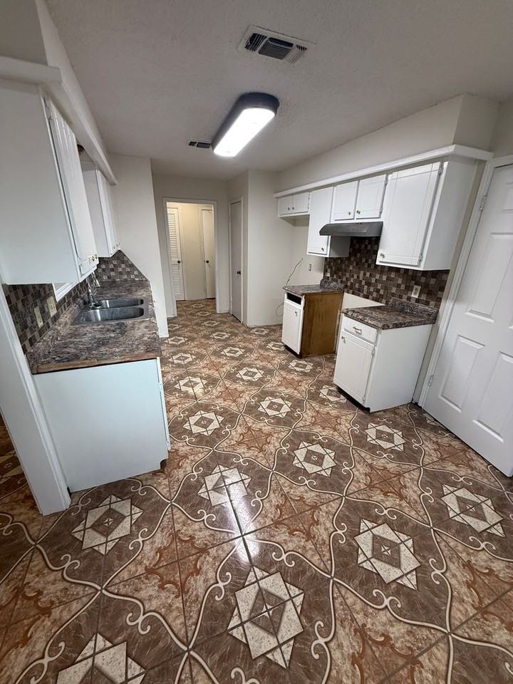 5906 13th St - Photo 6 of 10